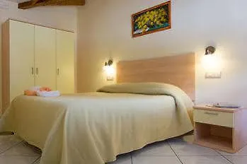 Minihotel Iris 4* Майори