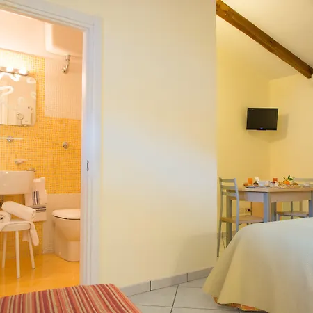 לינה וארוחת בוקר Minihotel Iris 4*